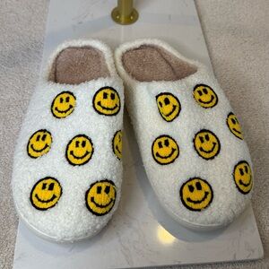 Smiley Face Fuzzy Slippers Womens Size 8